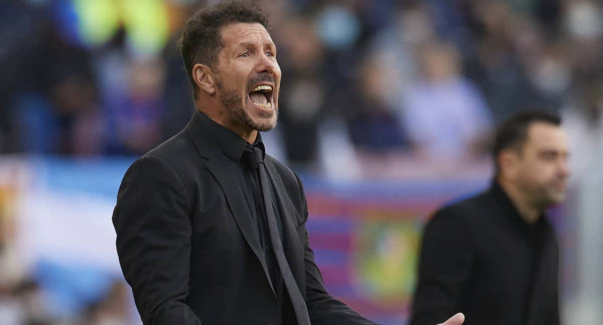 Simeone da instrucciones con Xavi, al fondo. /GETTY