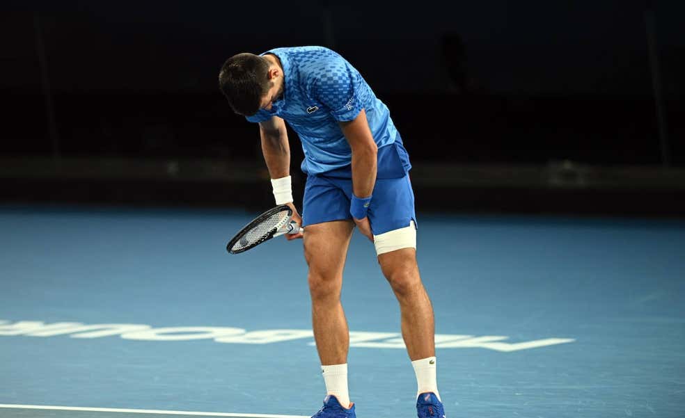 Enzo Couacaud, el único rival que le ganó un set a Djokovic, duda de su lesión: «O tienen un nuevo método en Serbia, o es algo raro»