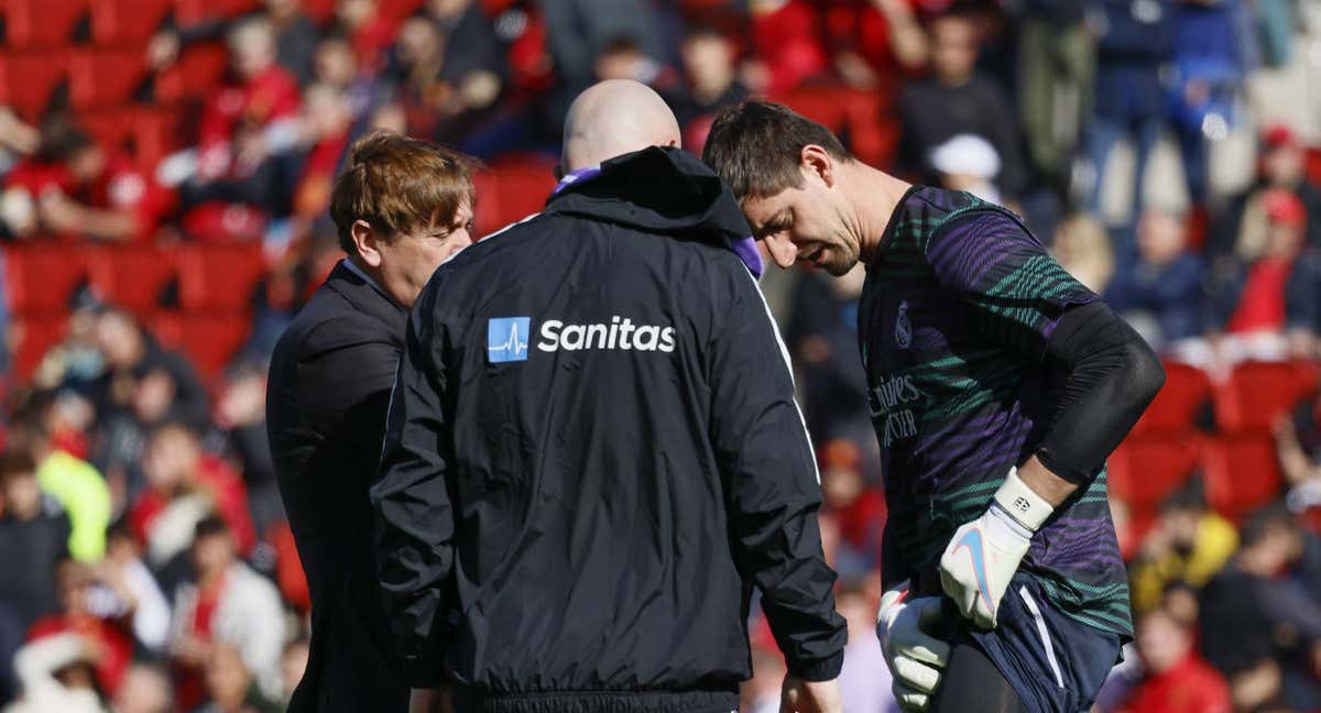 Thibaut Courtois habla con los médicos del Real Madrid, alertando de sus molestias.