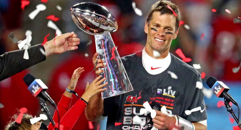 Tom Brady sostiene su última Super Bowl ganada con los Buccaneers.