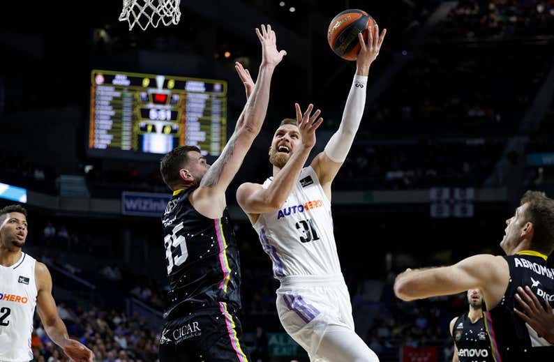 El Real Madrid supera sin apuros a un Lenovo Tenerife con la mente en la Intercontinental
