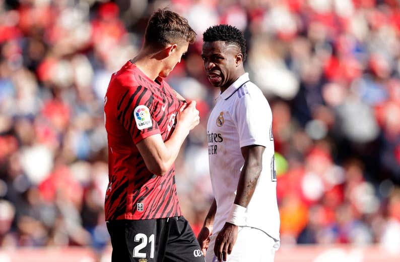 Nueva batalla Raíllo-Vinicius: le pidió besar el escudo del Mallorca