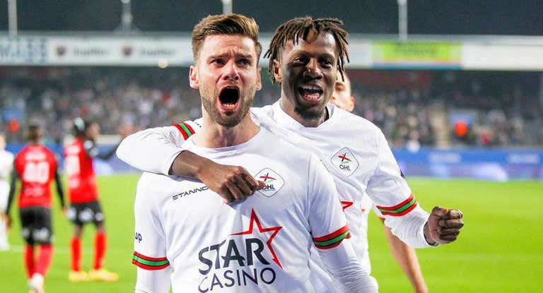 Mario González celebra un gol con el Leuven.