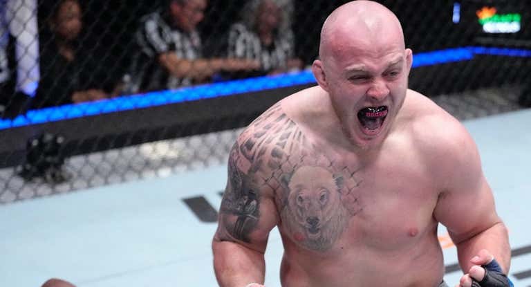 Spivac celebra su victoria sobre Lewis en el estelar del UFC Las Vegas 68.