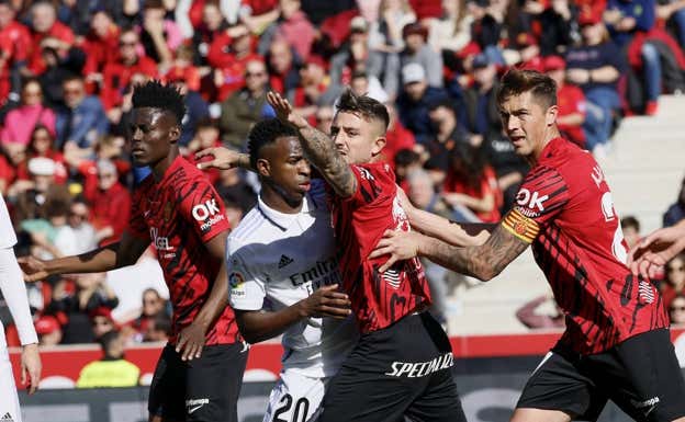 Vinicius, marcado por Maffeo en un córner.  EFE