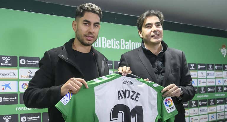 El presidente del Betis, Ángel Haro, junto a Ayoze.