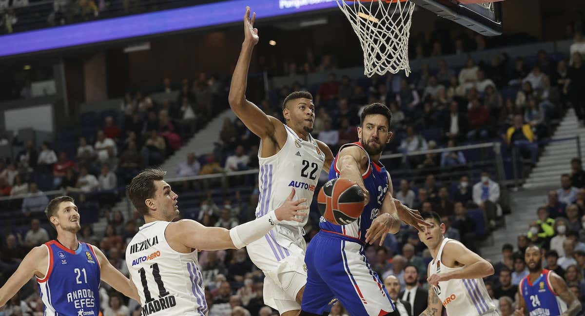 Vasilije Micic, presionado por Tavares y Hezonja, en el último entrenamiento entre Real Madrid y Anadolu Efes.