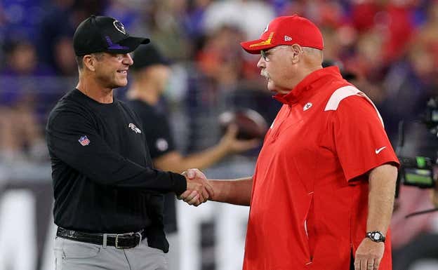 John Harbaugh, campeón de la Super Bowl con los Baltimore Ravens, junto a Andy Reid  GETTY IMAGES