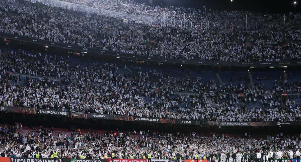 La afición del Eintracht tomó el Camp Nou el curso pasado. /GETTY