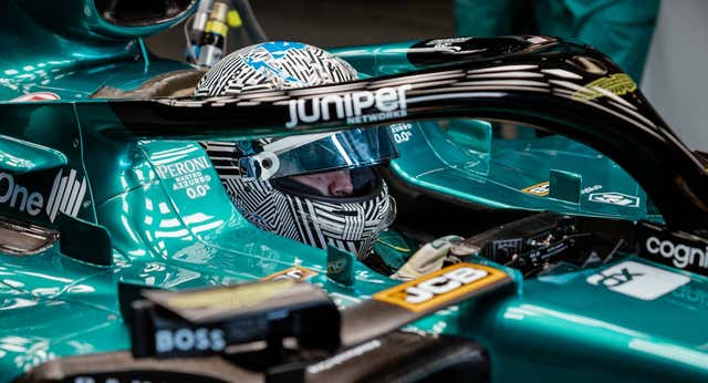 Fernando Alonso ya luce de verde Aston Martin en el test de Pirelli en Jerez