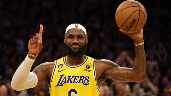 LeBron James, con el balón del récord anotador en la NBA./AFP