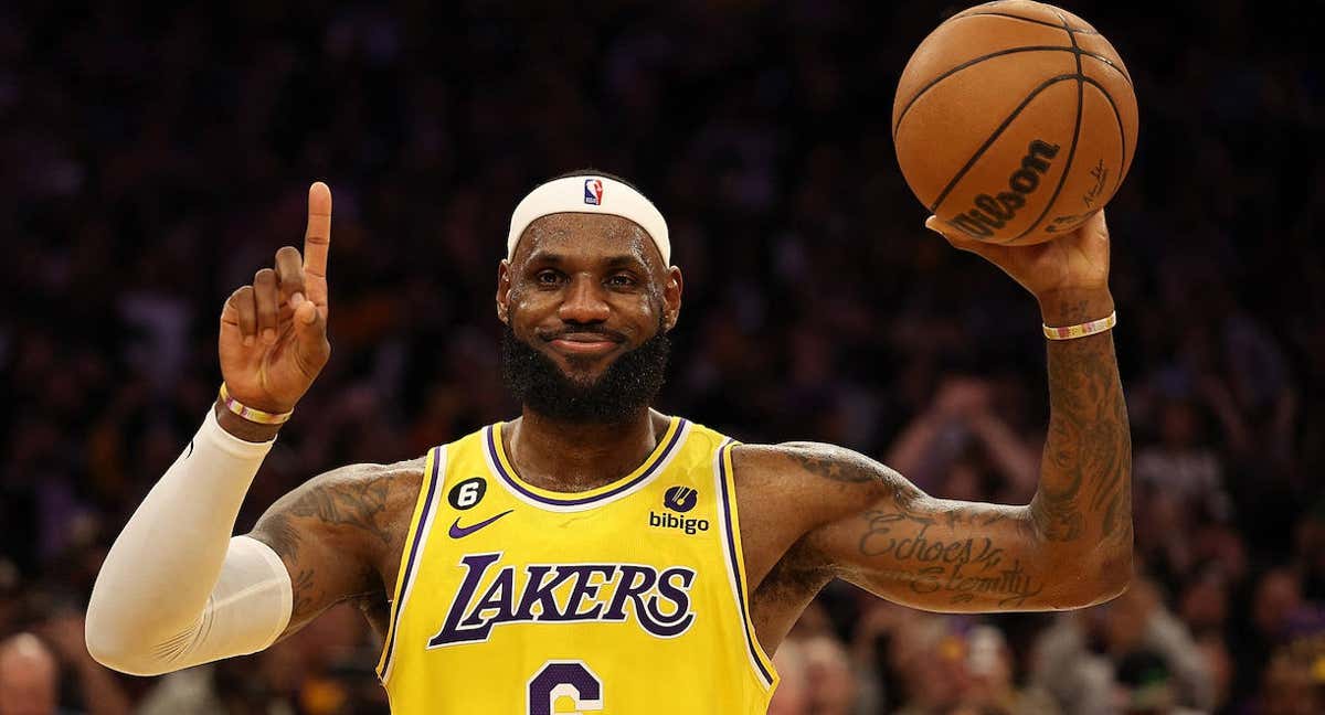 LeBron James, con el balón del récord anotador en la NBA./AFP