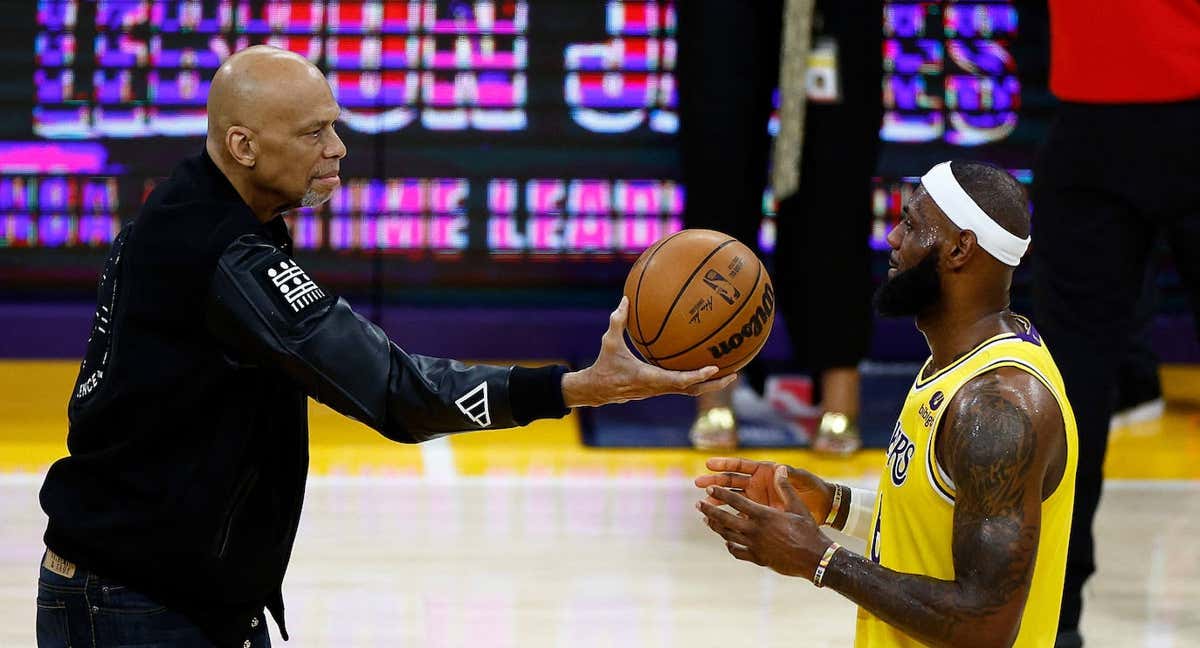 Kareem Abdul-Jabbar da el relevo a LeBron James como máximo anotador de la historia./Efe