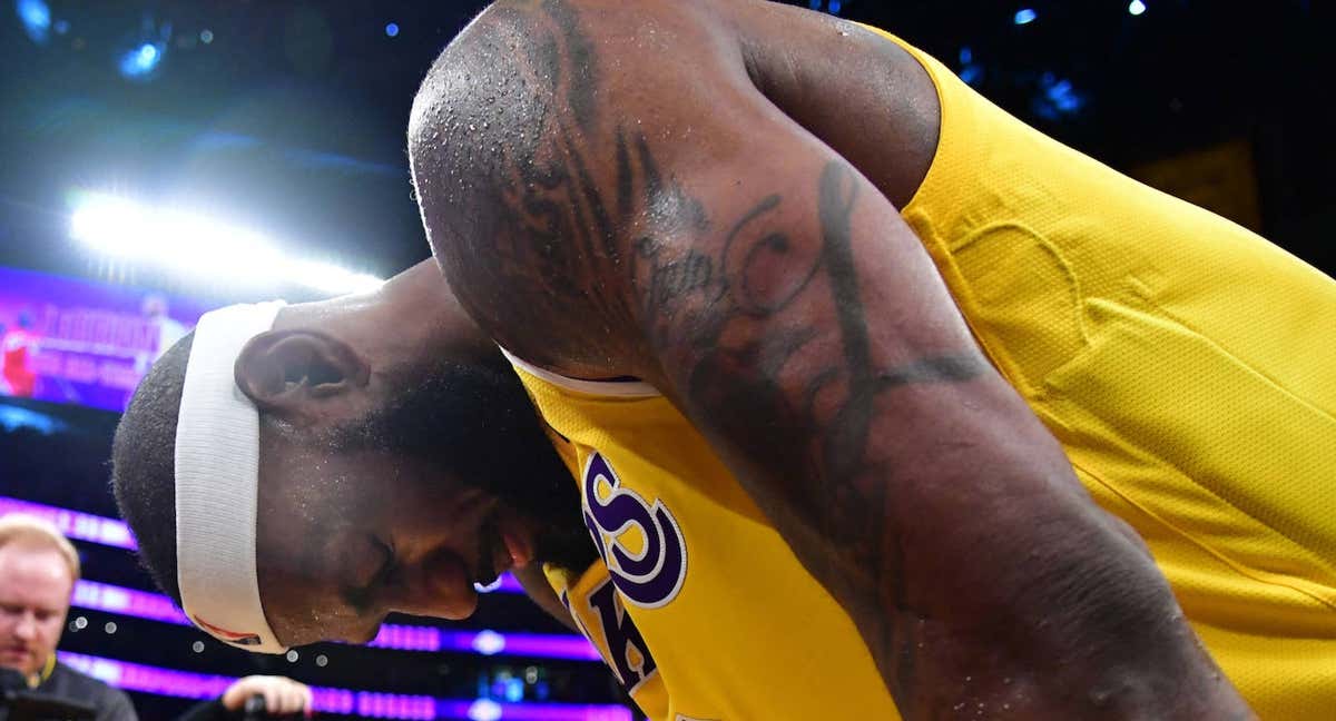 LeBron James, emocionado tras conseguir el récord anotador de la NBA./Reuters