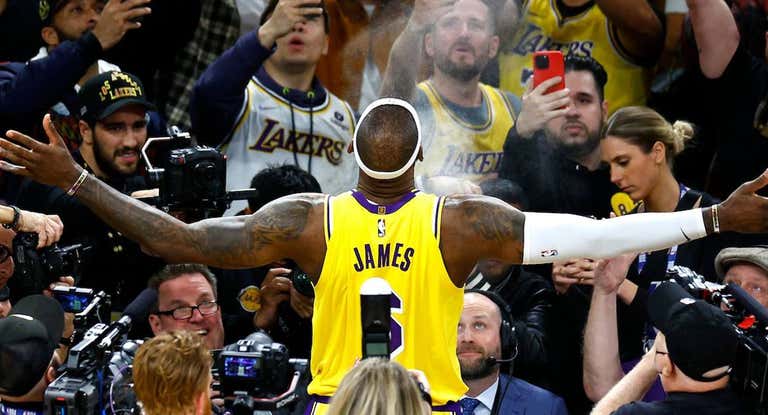 LeBron James antes del partido en el que batió el récord de anotación de la NBA.
