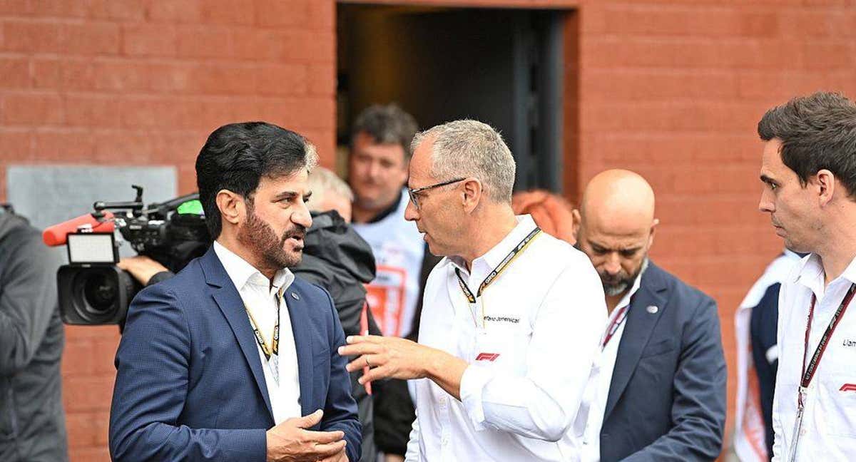 Mohammed Ben Sulayem, presidente de la FIA, y Stefano Domenicali, CEO de la F1, en 2022. /Reuters