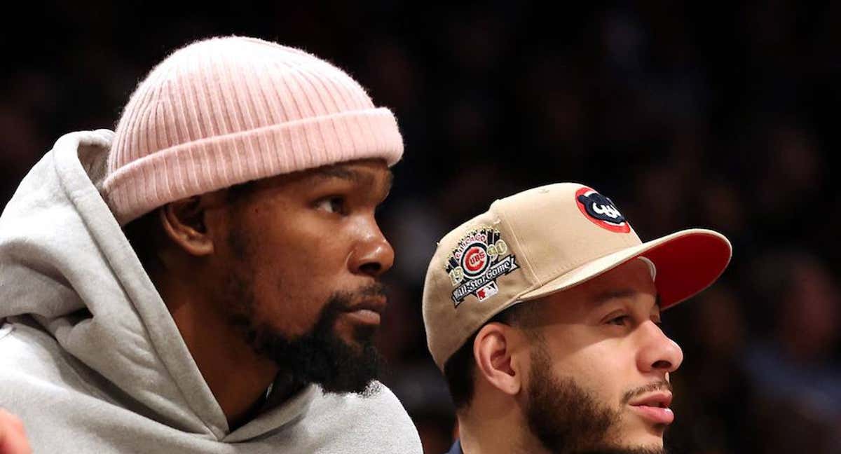 Kevin Durant en el banquillo en una de sus últimas imágenes con los Nets./AFP