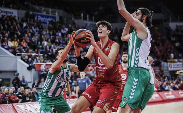 Aday Mara busca la canasta.  ACB MEDIA/E. CASAS