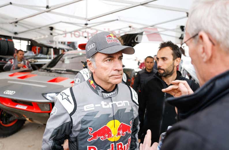 Carlos Sainz se libra del quirófano por su lesión en el Dakar