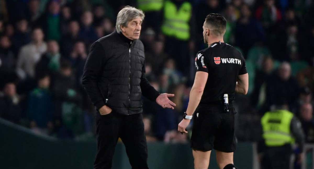 Manuel Pellegrini protesta a Del Cerro Grande en el partido del pasado sábado./AFP