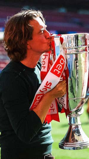 Thomas Frank, actual entrenador del Brentford, con el título que confirmaba su ascenso a la Premier League.  BRENTFORD