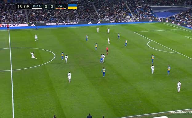 Camavinga, en esta secuencia, se encuantra por delante de Cavani, dejando a Kroos entre centrales y en el perfil zurdo aclarando la zona para que Benzema y Vinicius puedan recibir y hacer su jugada.