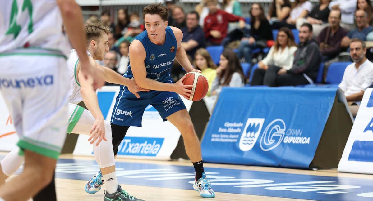 Jaworski encara a un rival durante un partido en Gipuzkoa.