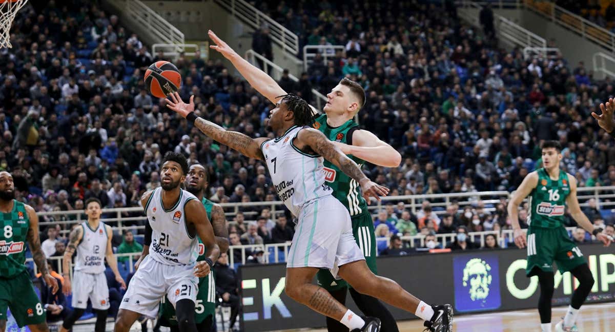 CHRIS JONES TRATA DE ANOTAR ANTE LA DEFENSA DE PANATHINAIKOS/ GETTY IMAGES