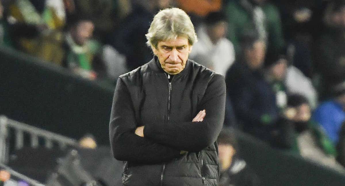 Pellegrini pensativo en su área técnica./EFE