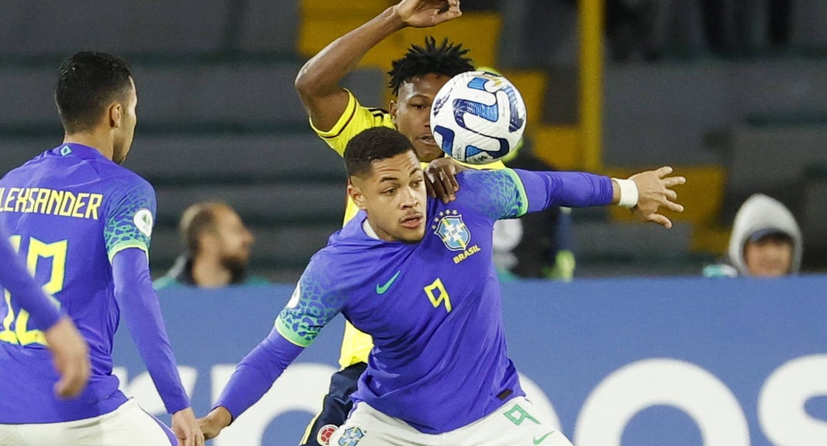 Vitor Roque en disputa por el balón.