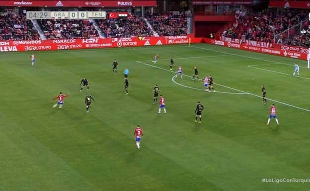 El fuera de juego posicional de Callejón que pide el Tenerife. Captura LaLigaSmartBankTV
