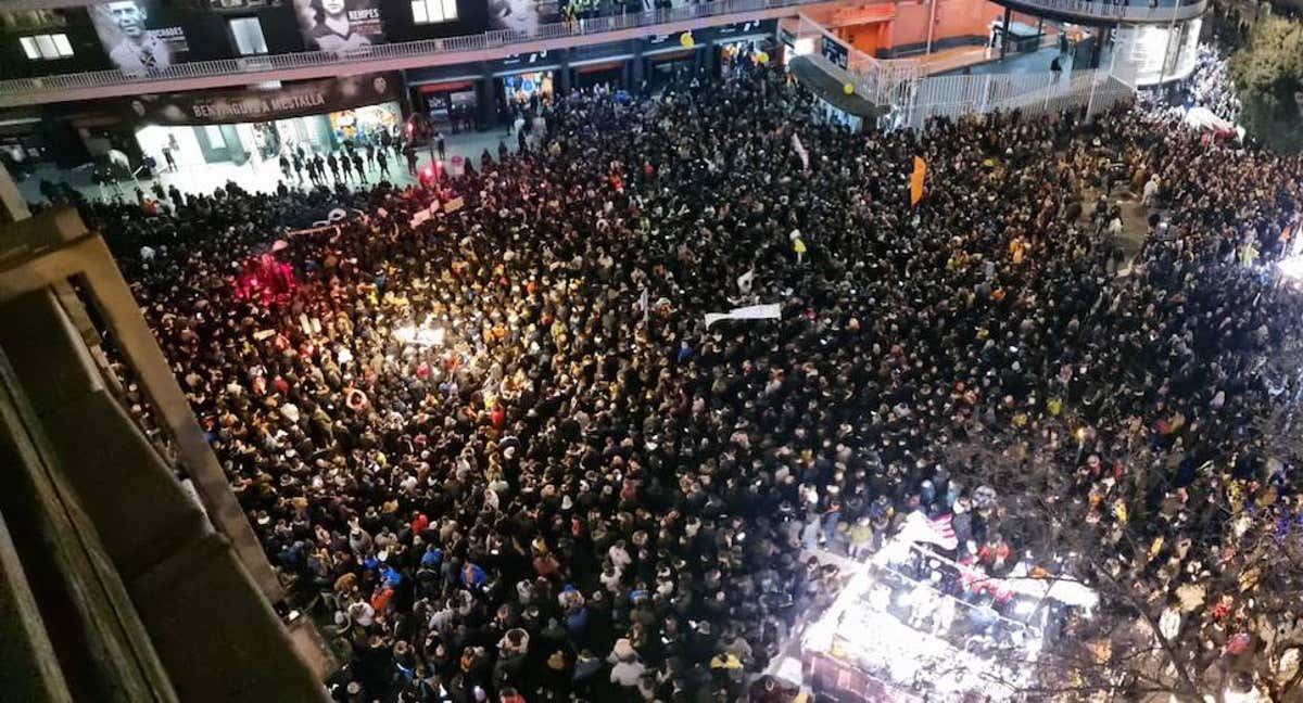 La afición del Valencia concentrada fuera de Mestalla. /Relevo.