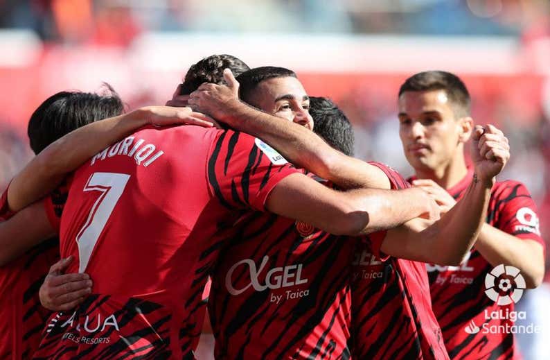 El Sevilla se aleja del peligro al calor del Pizjuán