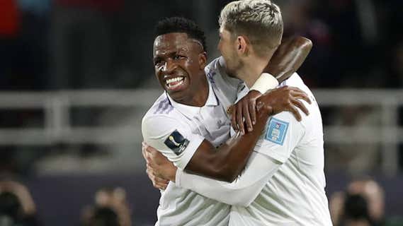 Vinicius, sonriente, se abraza a Valverde. /EFE