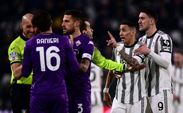 Di María discute con el árbitro tras una entrada de Ranieri.  AFP