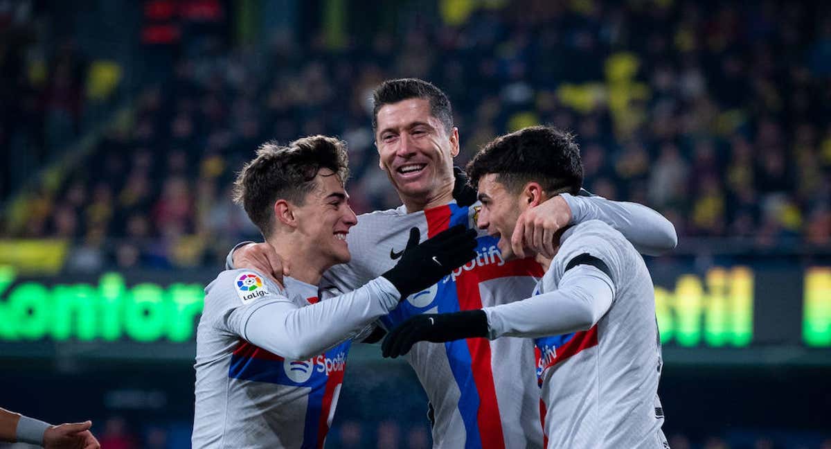 Gavi, Pedri y Lewandowski festejan el 0-1 del canario ante el Villarreal.