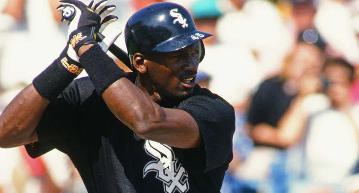 Michael Jordan batea para los Chicago White Sox durante un partido amistoso en 1994./GETTY