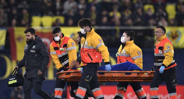 Coquelin se rompe el ligamento cruzado tras retirarse entre lágrimas