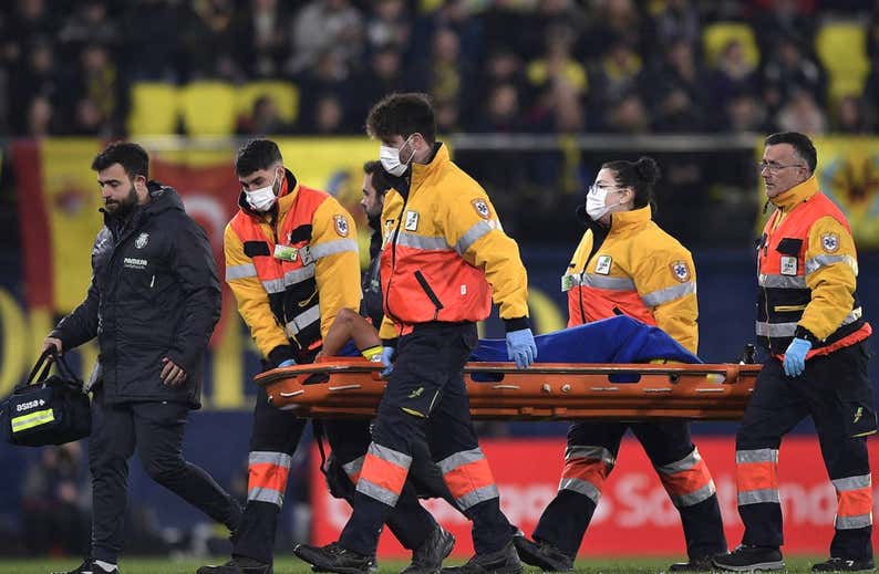 Coquelin se rompe el ligamento cruzado tras retirarse entre lágrimas