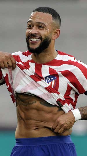 Memphis bromeó con su grasa abdominal tras su gol en Balaídos.  AFP