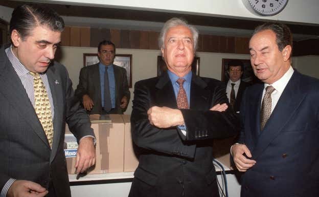 Ramón Mendoza (en el centro), con Lorenzo Sanz (izquierda) y Villar Mir (derecha).  EFE