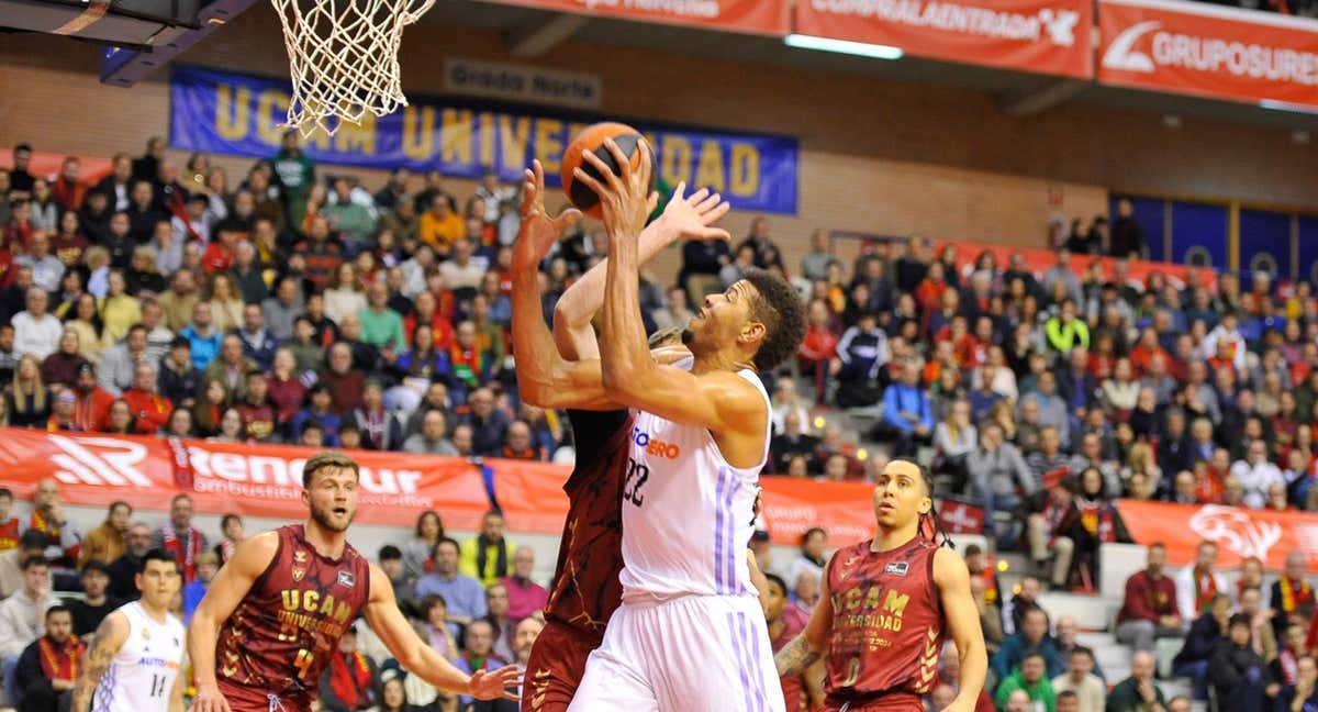 Edy Tavares trata de anotar ante la defensa del UCAM Murcia/ ACB PHOTO