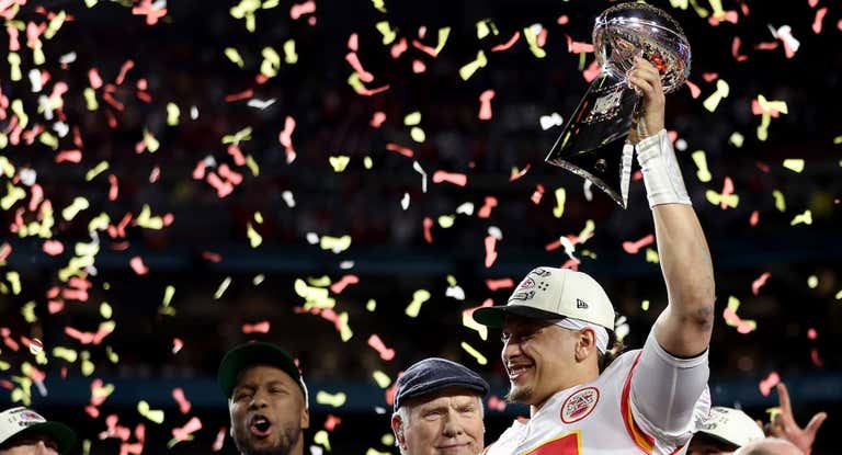 Patrick Mahomes, con su trofeo MVP de la Super Bowl.