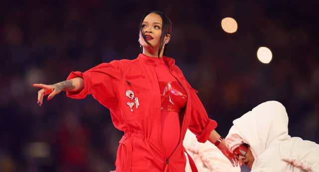 Rihanna se exhibe en el descanso de la Super Bowl
