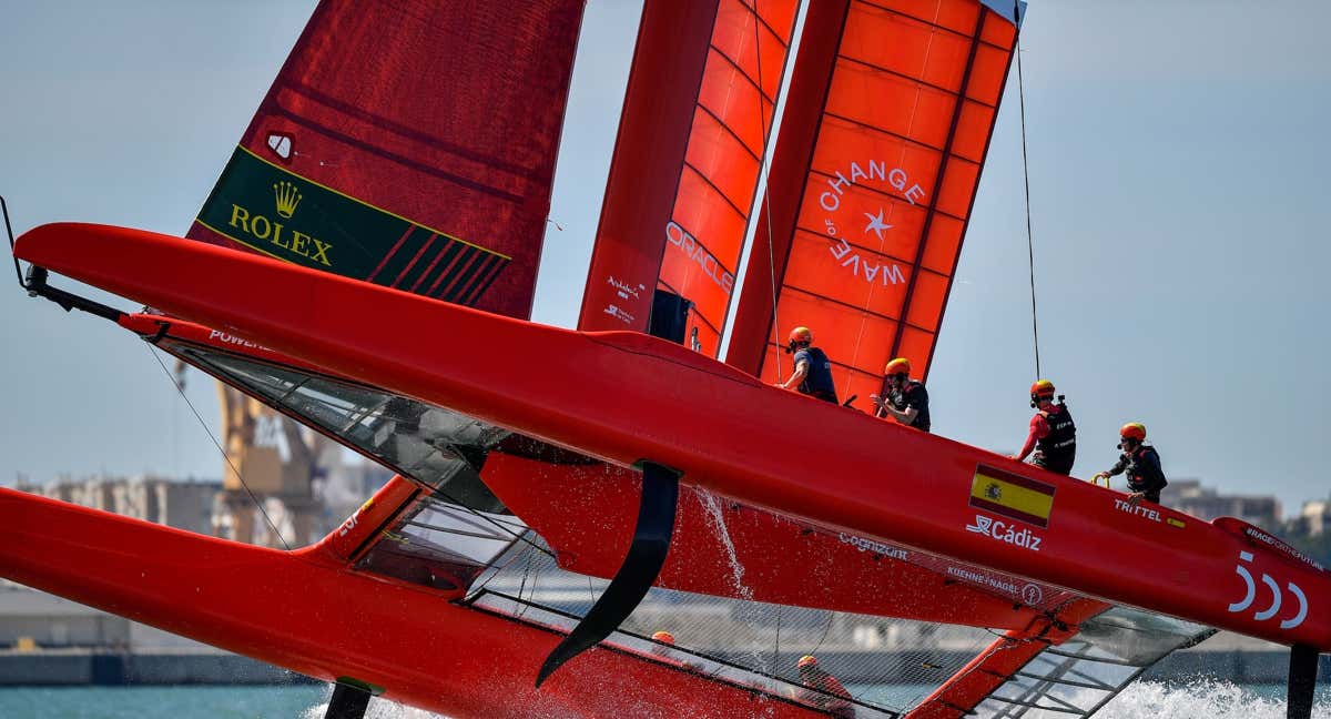 El F50 español levanta la proa durante una regata. /SAILGP