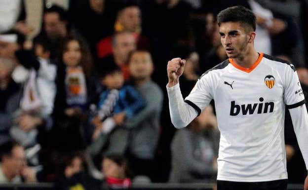 Ferran celebra un gol con el Valencia durante la temporada 2019-2020.  EFE