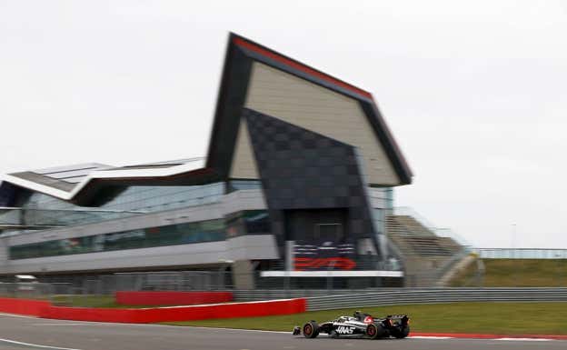 El Haas VF23 en un shakedown en Silverstone.  Haas F1