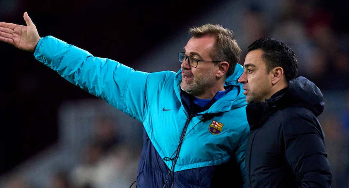 Xavi, con su ayudante Óscar Hernández.