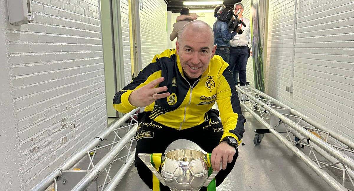 Dani Rodríguez, técnico del Jaén Paraíso Interior, posa con su tercera Copa de España.