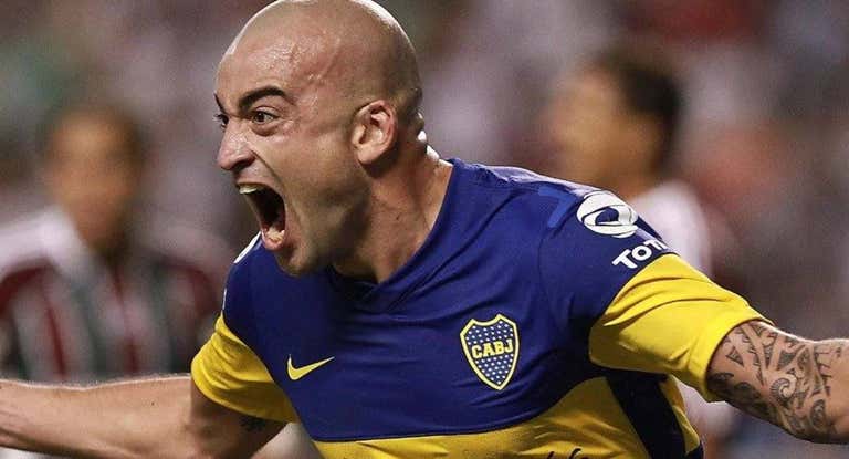 Santiago Silva celebra un gol con Boca.